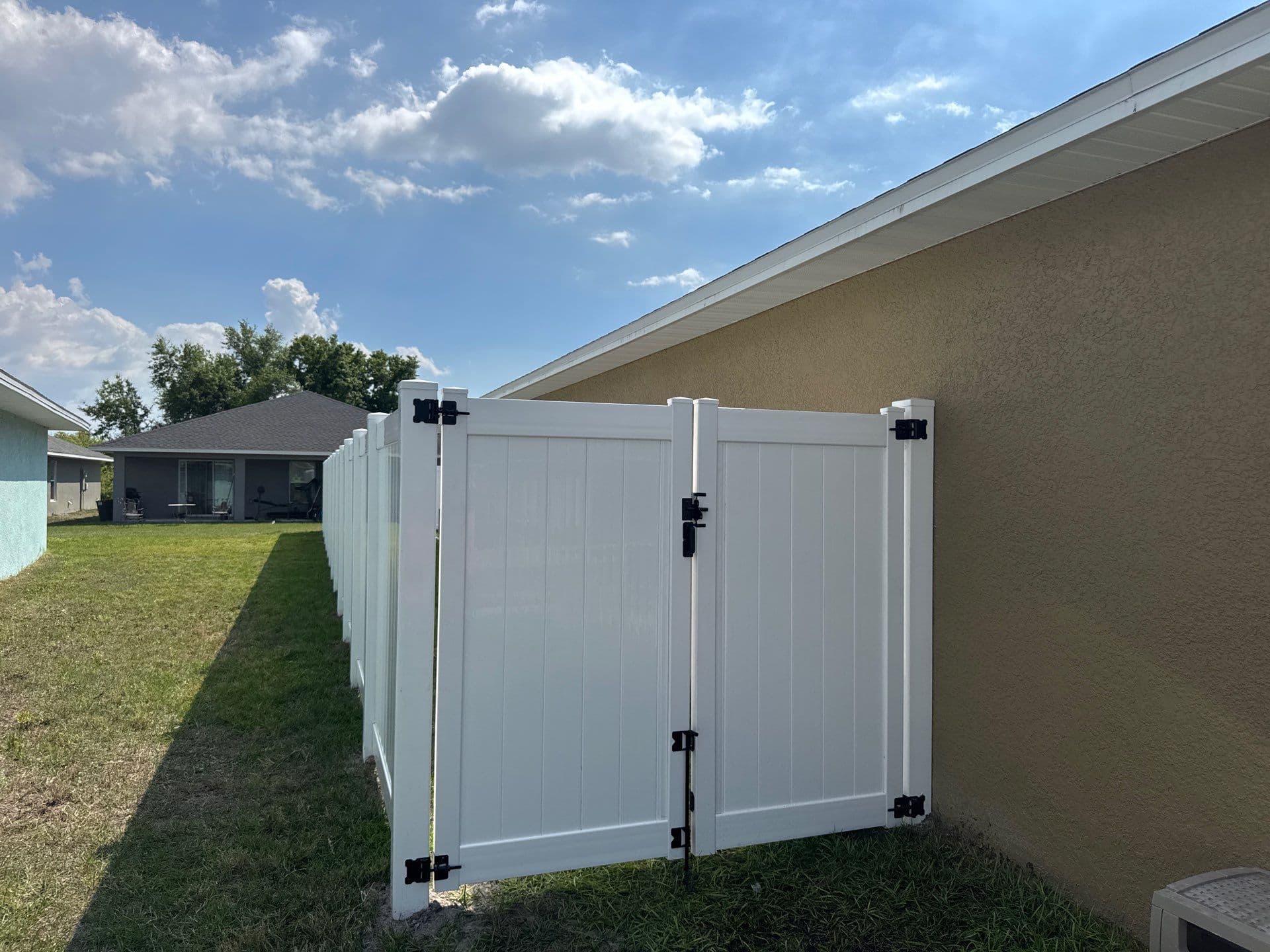 white vinyl privacy fence installation in Ruskin, FL