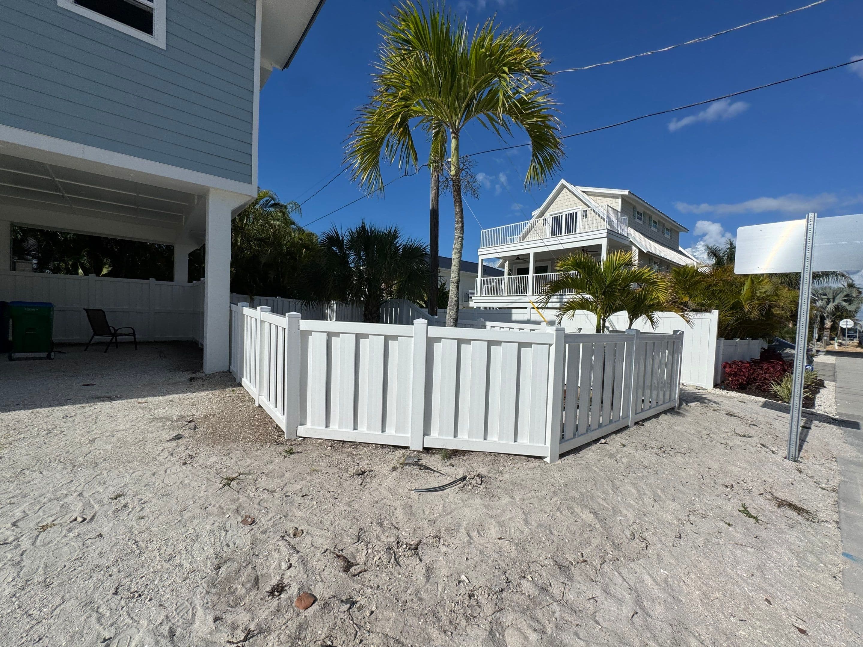white vinyl privacy fence installation in HOLMES BEACH, FL